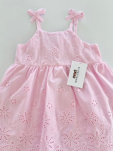 Vestido tira bordada con detalle de moños en los hombros color rosita para niña |