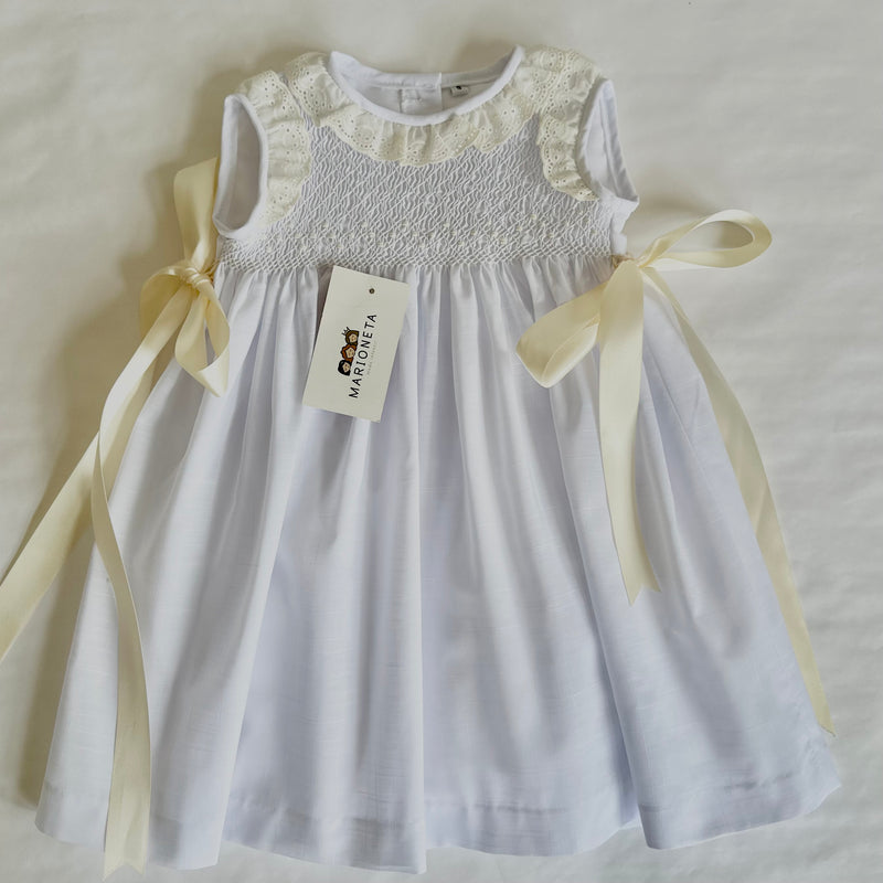 Vestido bordado hecho a mano color blanco con bordado y lazo beige para niña | CARPI