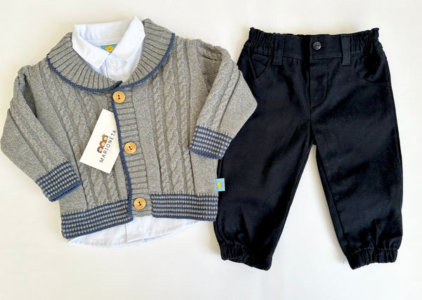 Conjunto tres piezas camisa blanca sueter gris con vivos marino y pantalon marino para bebe niño |