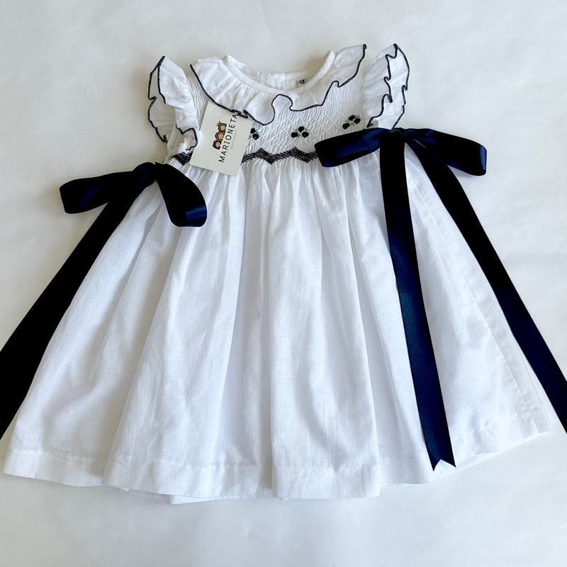 Vestido bordado a mano color blanco con detalles azul marino para niña | Carpi