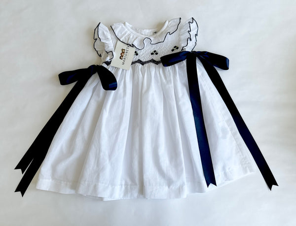 Vestido bordado a mano color blanco con detalles azul marino para niña | Carpi