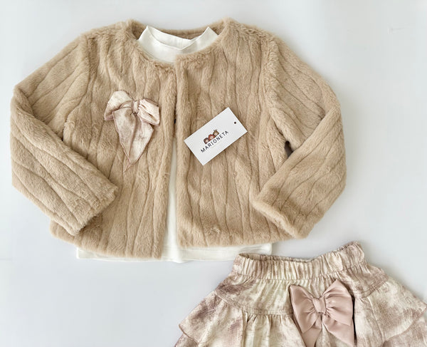 Conjunto tres piezas saco ivory blusa ivory y falda de olanes rosita o saco beige y falda beige para niña |