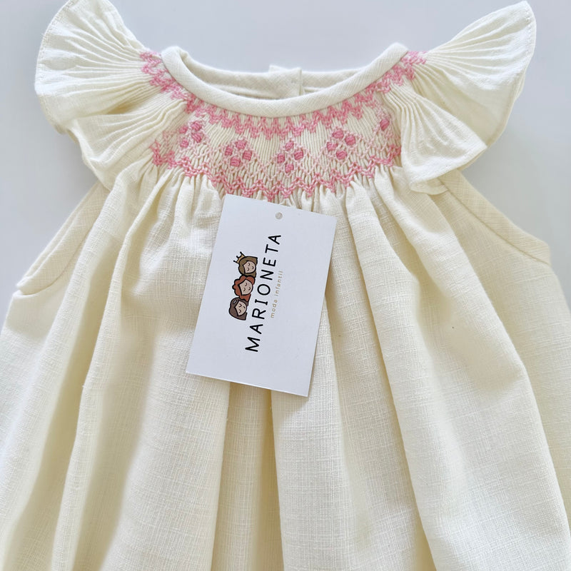 Pañalero y gorra bordado hecho a mano color ivory con bordado rosita para bebe niña |