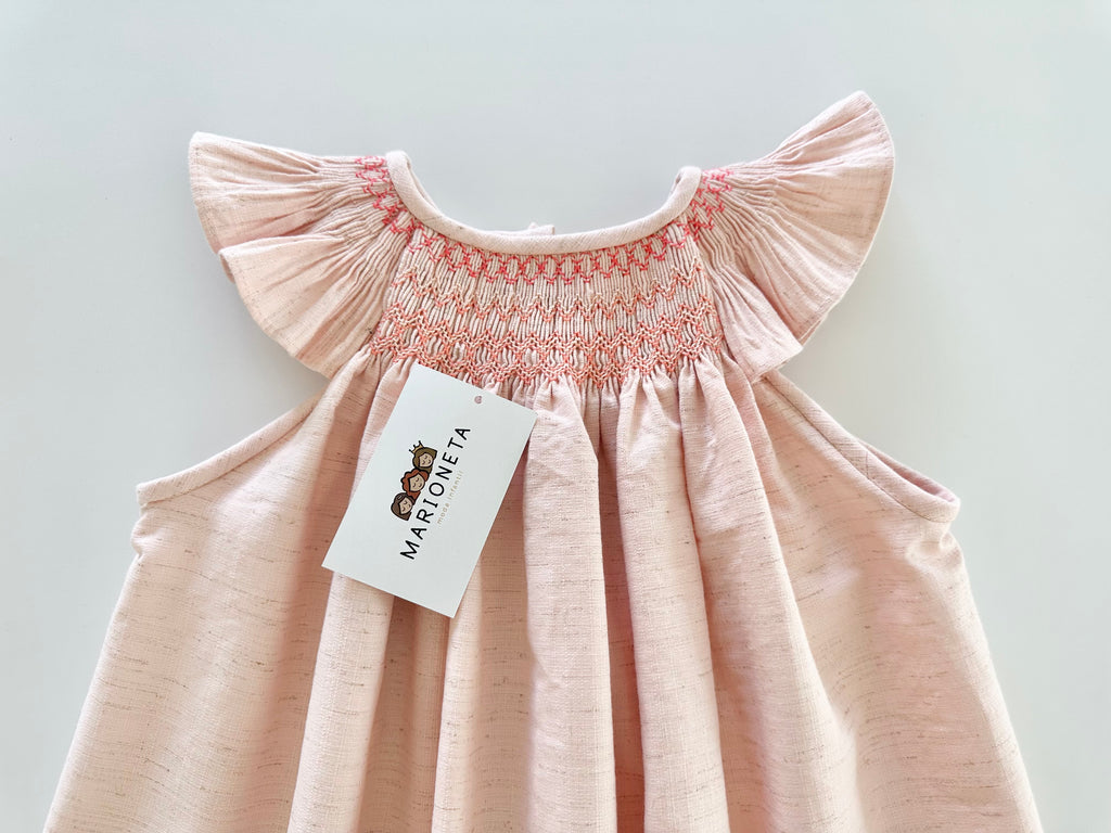 Vestido bordado jesucito hecho a mano color rosa salmon para niña.