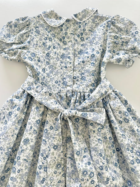 Vestido bordado hecho a mano estampdo de florecitas color azul para niña |