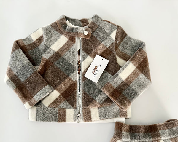 Conjunto tres piezas chaqueta y falda a cuadros y playera ivory con estampado para niña.