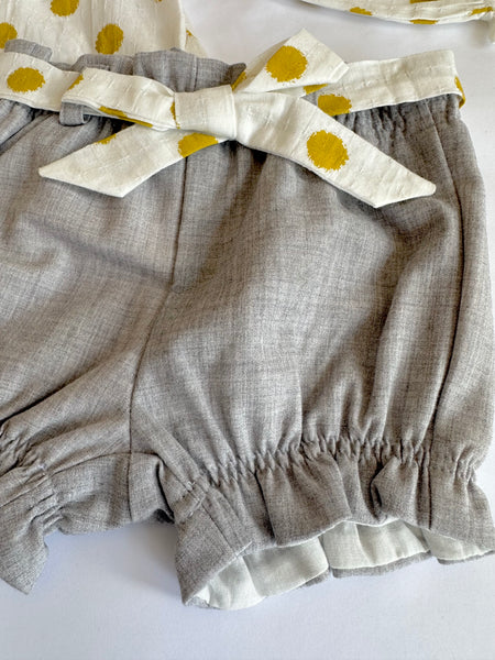 Conjunto de dos piezas short gris claro con bluda hueso con topos mostaza para bebe niña  -  Dadati