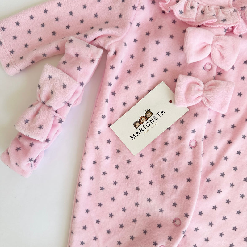 Mameluco color rosa estampado con estrellitas y adorno de moños al frente con diadema para bebe niña|