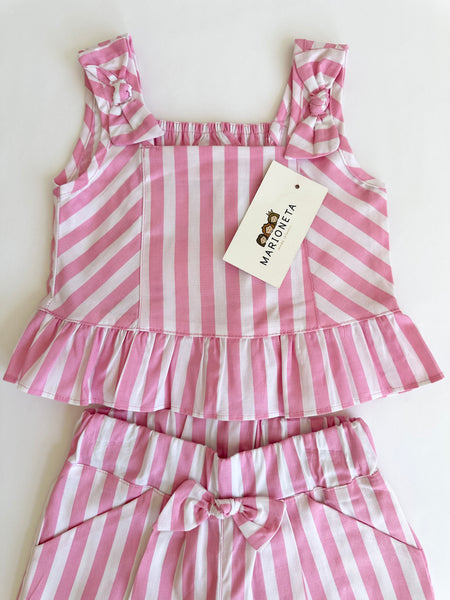 Conjunto dos piezas blusa con detalle de moños y carpri color rosa a rayas para niña.