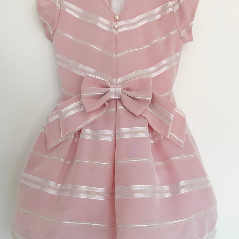 Vestido de fiesta color rosa con franjas beige y lazo al frente para para niña | mexicana