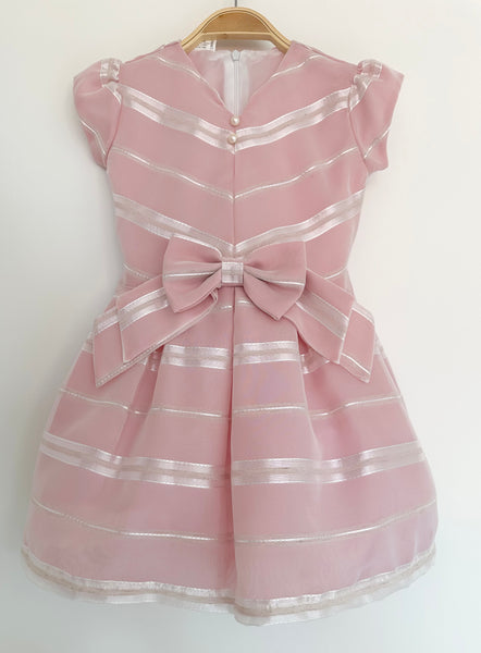 Vestido de fiesta color rosa con franjas beige y lazo al frente para para niña | mexicana