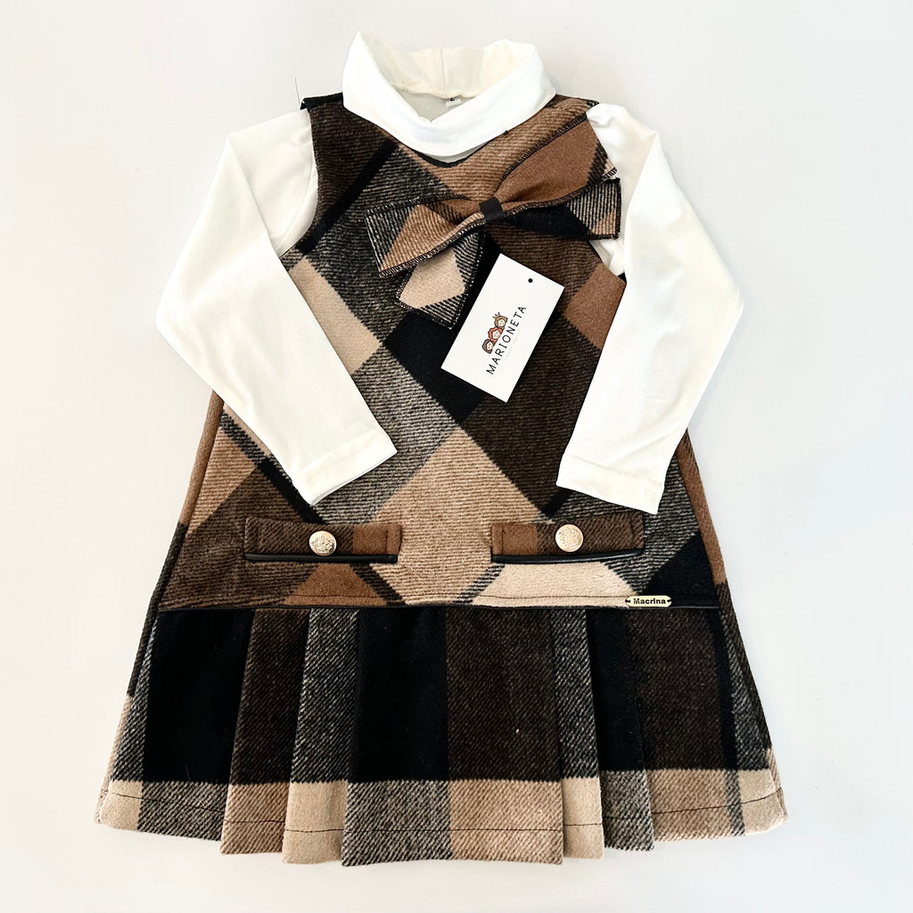 Jumper a cuadros color cafe y playera ivory para niña .