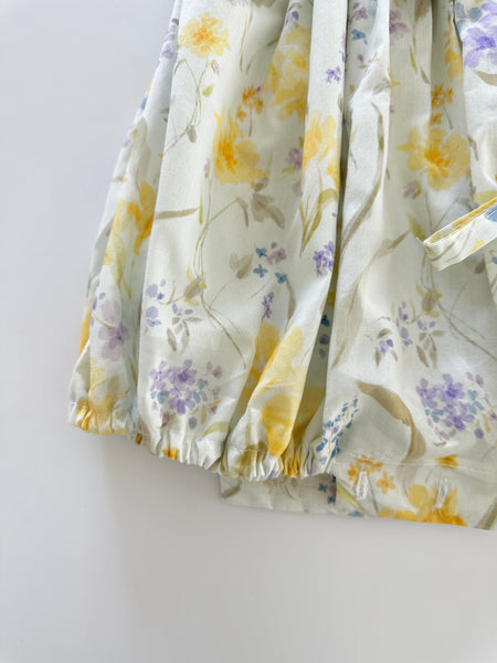 Pañalero y gorra bordado hecho a mano floreado color amarillo con lila para bebe niña |