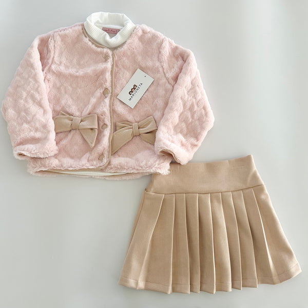 Conjunto tres piezas saco de peluche rosita falda beige y blusa ivory para niña.