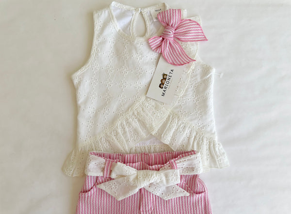 Conjunto dos piezas blusa ivory con detalle de moño al frente y capri rosa a rayas para niña. |