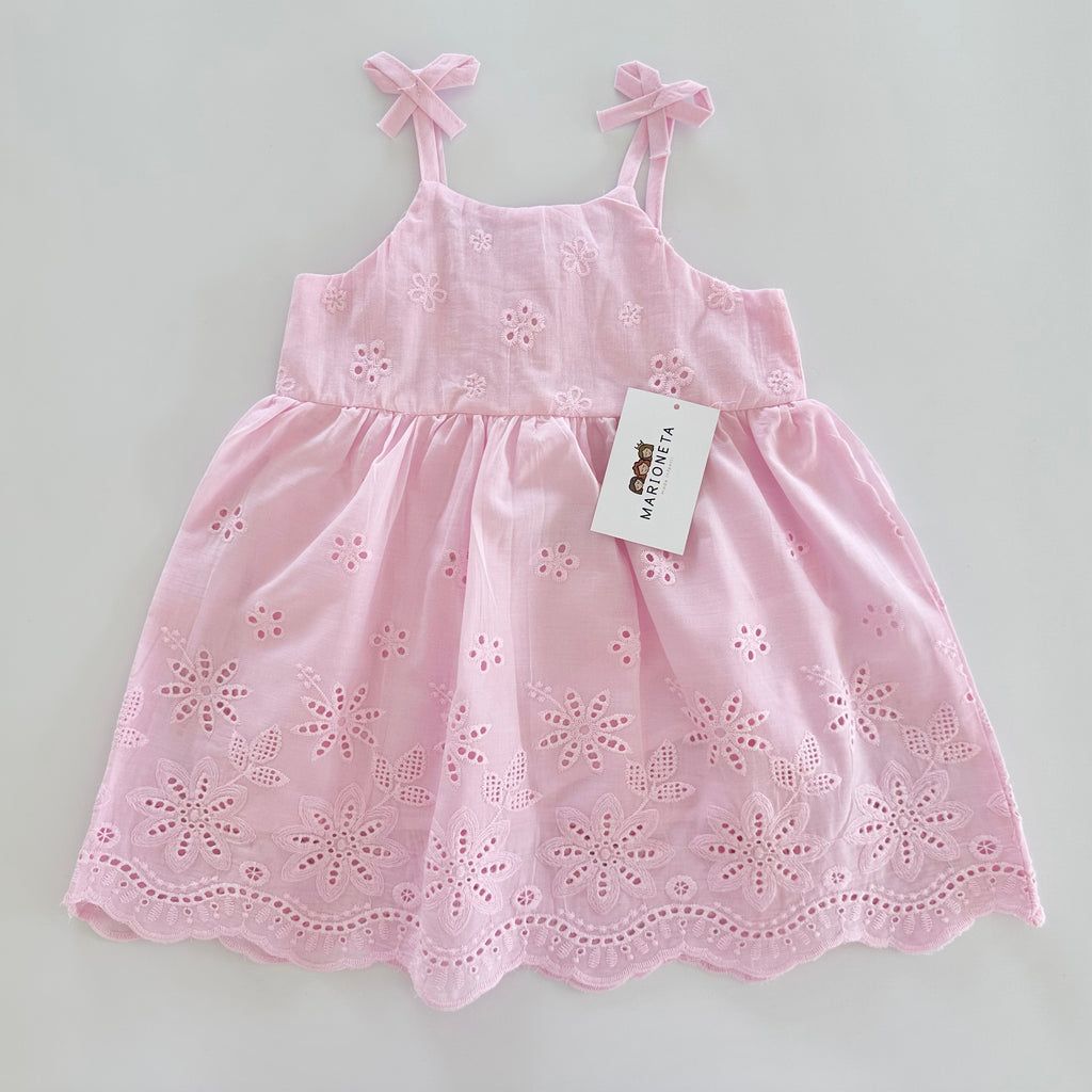 Vestido tira bordada con detalle de moños en los hombros color rosita para niña |