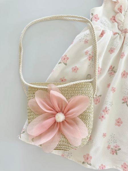 Vestido estampado de florecitas color rositas con olanes y  bolsa para niña .