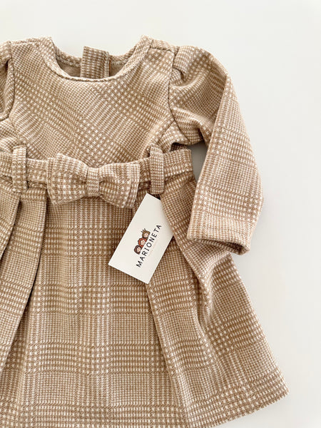 Vestido a cuadros color cafe claro con lazo al frente para niña |