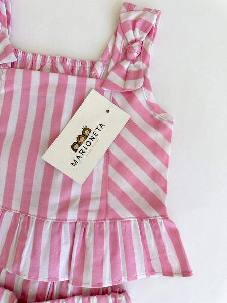 Conjunto dos piezas blusa con detalle de moños y carpri color rosa a rayas para niña.