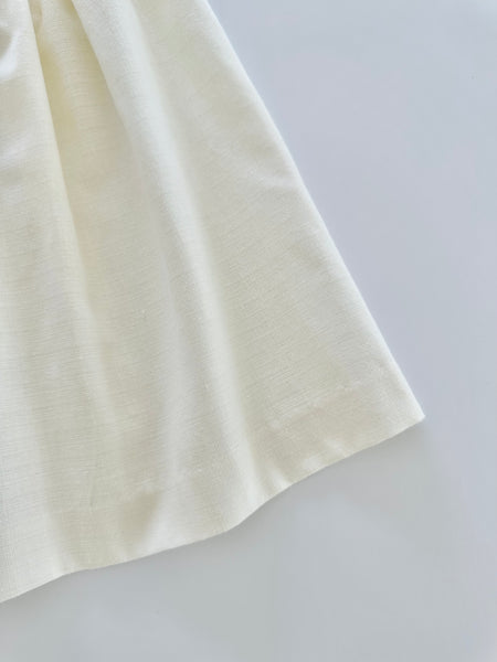 Vestido bordado hecho a mano jesucito color ivory con bordado rosa con verde para niña |