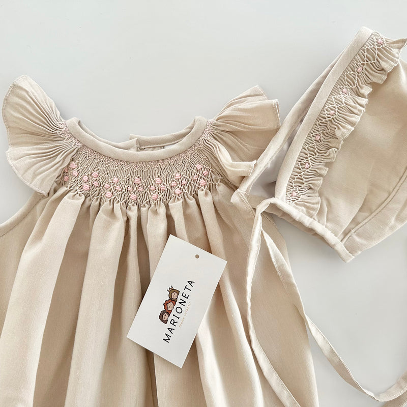 Pañalero y gorra bordado hecho a mano color beige con bordado rosita para bebe niña.