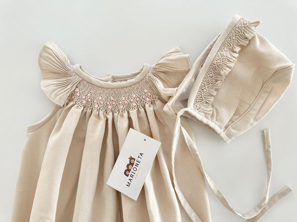 Pañalero y gorra bordado hecho a mano color beige con bordado rosita para bebe niña.