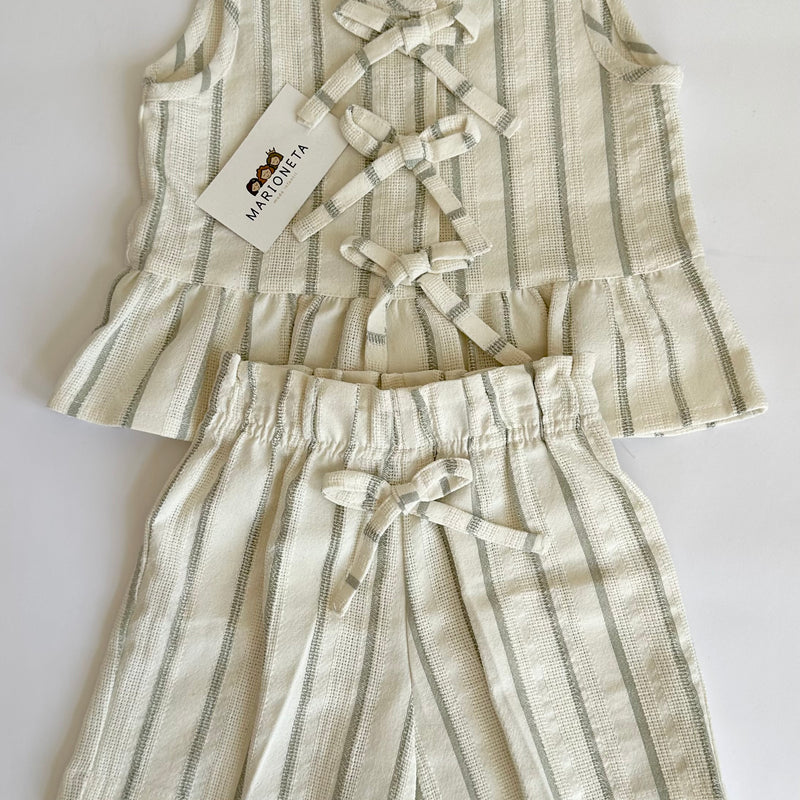 Conjunto dos piezas blusa con detalle de moños al frente y short beige con rayas verdes para niña.