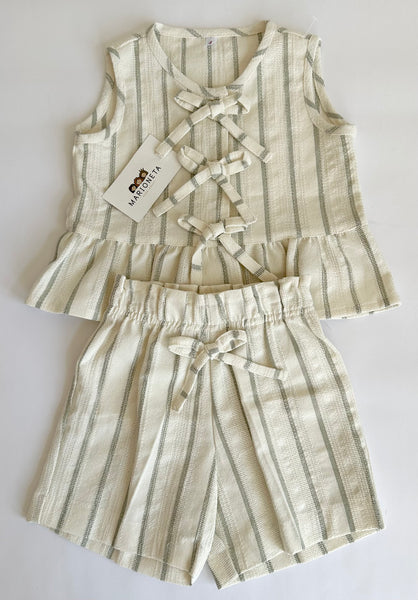 Conjunto dos piezas blusa con detalle de moños al frente y short beige con rayas verdes para niña.