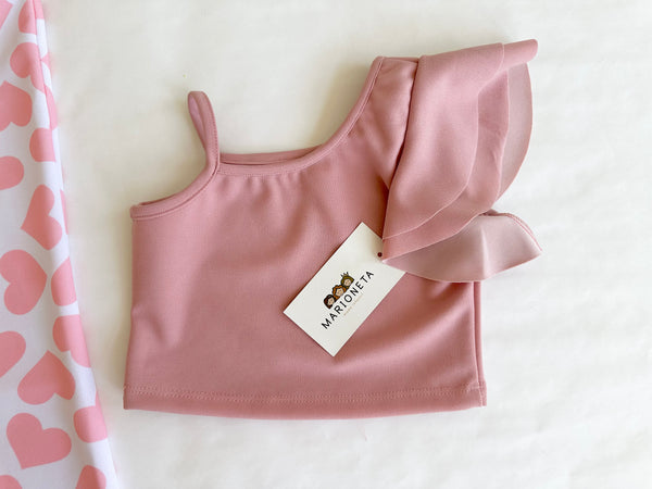 Conjunto dos piezas blusa rosa y pantalon blanco con estmpado de corazones para niña.