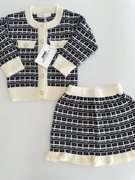 Conjunto dos piezas tejido sueter marino con ivory y falda con detalle de olan para niña.