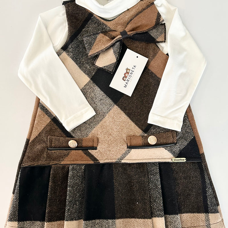 Jumper a cuadros color cafe y playera ivory para niña .