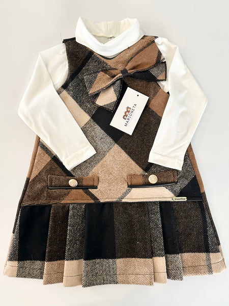 Jumper a cuadros color cafe y playera ivory para niña .