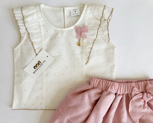 Conjunto dos piezas blusa blanca con olanes y puntitos dorados y falda de olanes con puntitos palo de rosa para niña.