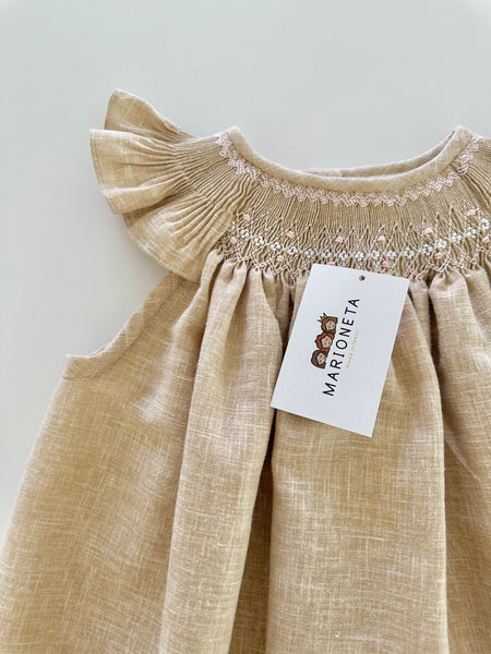 Vestido bordado jesucito hecho a mano color beige con bordado rosita para niña.