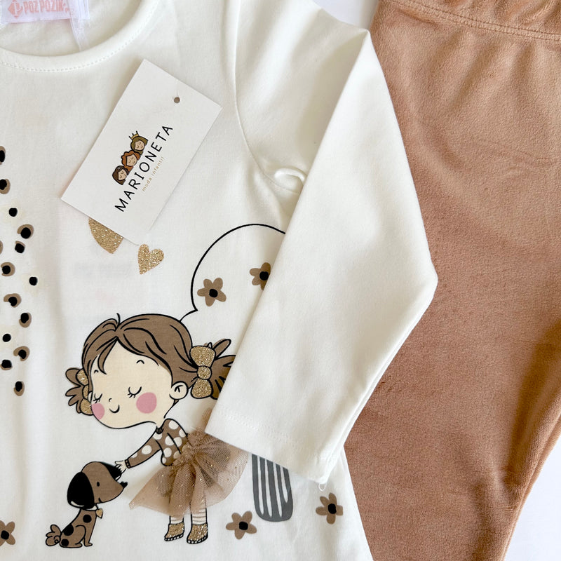 Conjunto dos piezas playera ivory con estampado y mayon color cafe claro para niña.