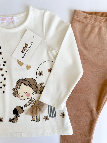 Conjunto dos piezas playera ivory con estampado y mayon color cafe claro para niña.