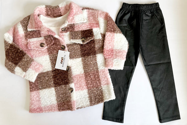 Conjunto tres piezas pantalon negro mini piel, playera ivory y camisola rosa a cuadros para niña Mexicano