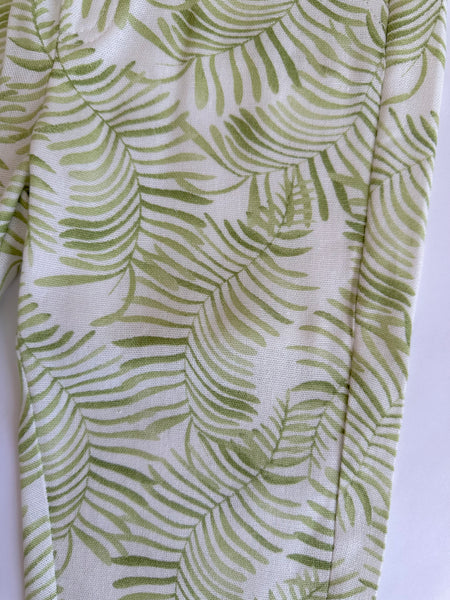 Conjunto dos piezas pantalón y blusa estampada color verde para niña .