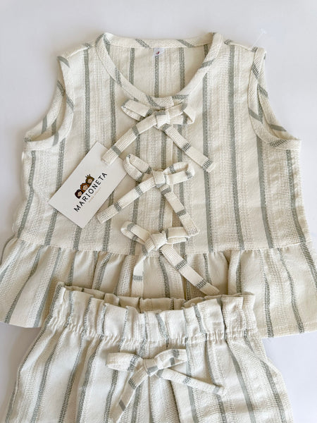 Conjunto dos piezas blusa con detalle de moños al frente y short beige con rayas verdes para niña.