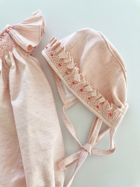 Pañalero con gorra bordado a mano color rosa salmon con bordado naranja para bebe niña.