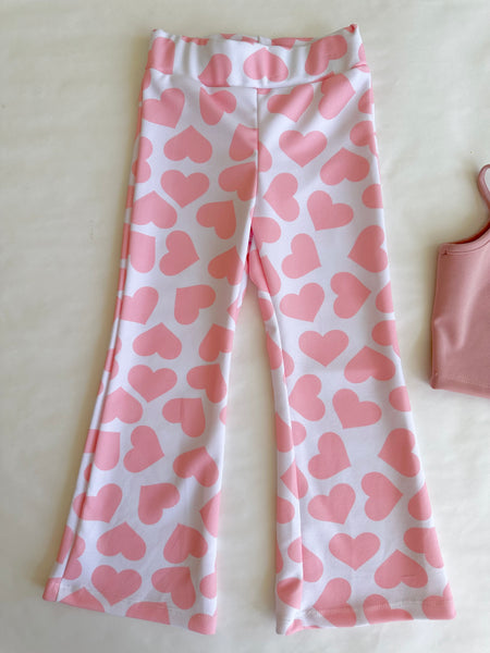 Conjunto dos piezas blusa rosa y pantalon blanco con estmpado de corazones para niña.