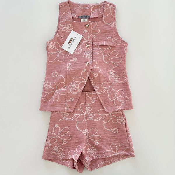 Conjunto dos piezas chaleco y short color rosa con estampado de flores para niña.