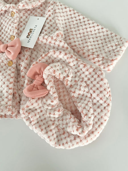 Conjunto dos piezas abrigo y bonete rosita y pantalon caki para niña | mexicano