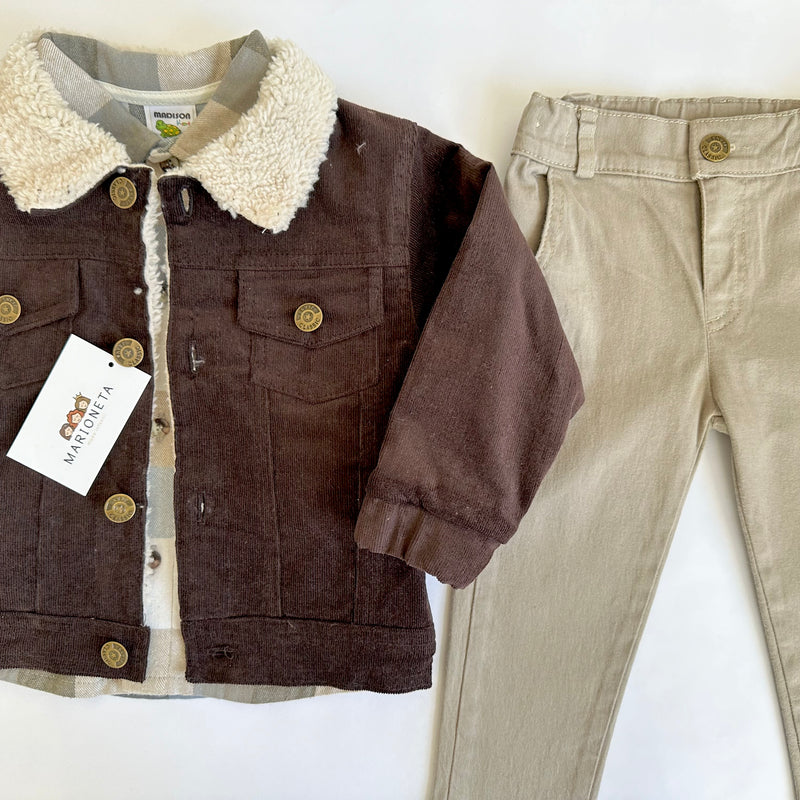 Conjunto tres piezas camisa  cuadros, pantalon caqui y chamarra cafe de pana con borrega por dentro para niño