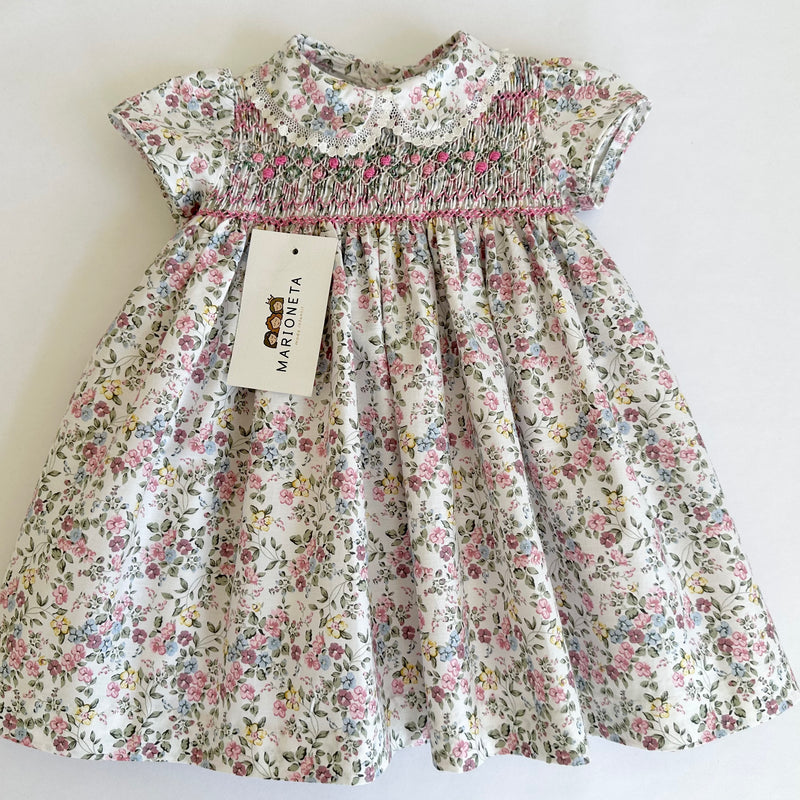 Vestido bordado hecho a mano floreado rosita con picueta en el cuello para niña.