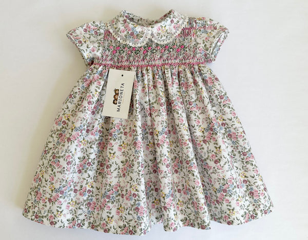 Vestido bordado hecho a mano floreado rosita con picueta en el cuello para niña.