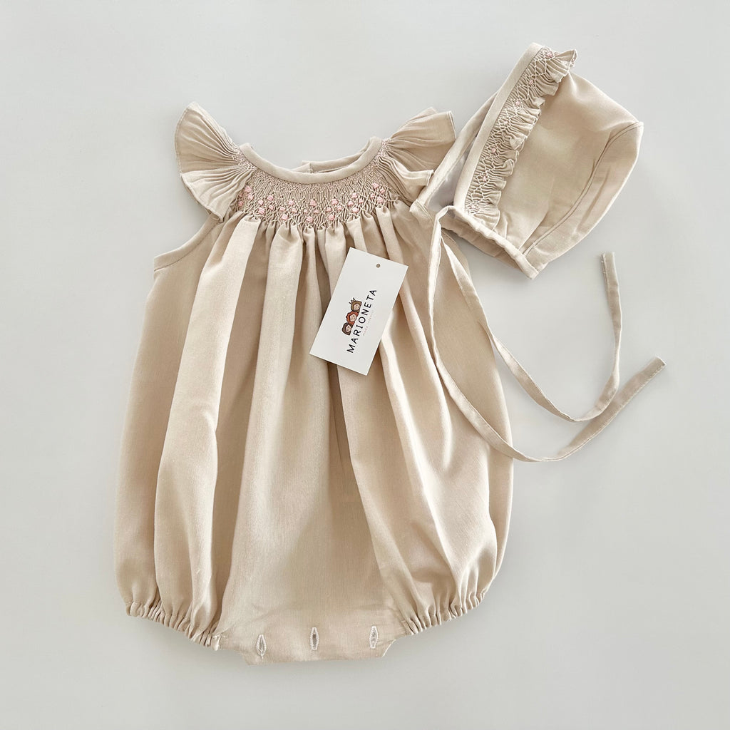 Pañalero y gorra bordado hecho a mano color beige con bordado rosita para bebe niña.