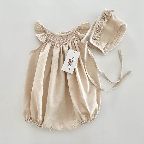 Pañalero y gorra bordado hecho a mano color beige con bordado rosita para bebe niña.