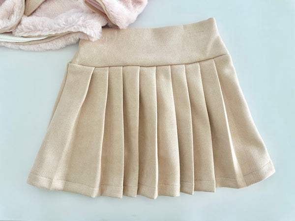 Conjunto tres piezas saco de peluche rosita falda beige y blusa ivory para niña.