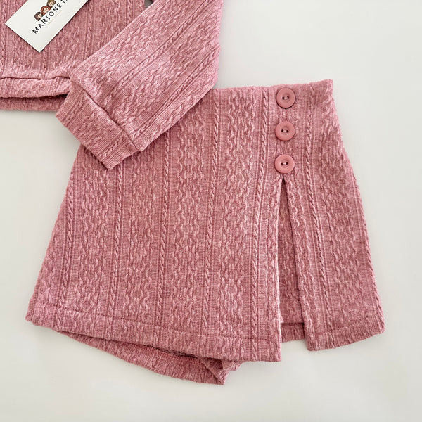 Conjunto dos piezas playera y falda short color rosa para niña.